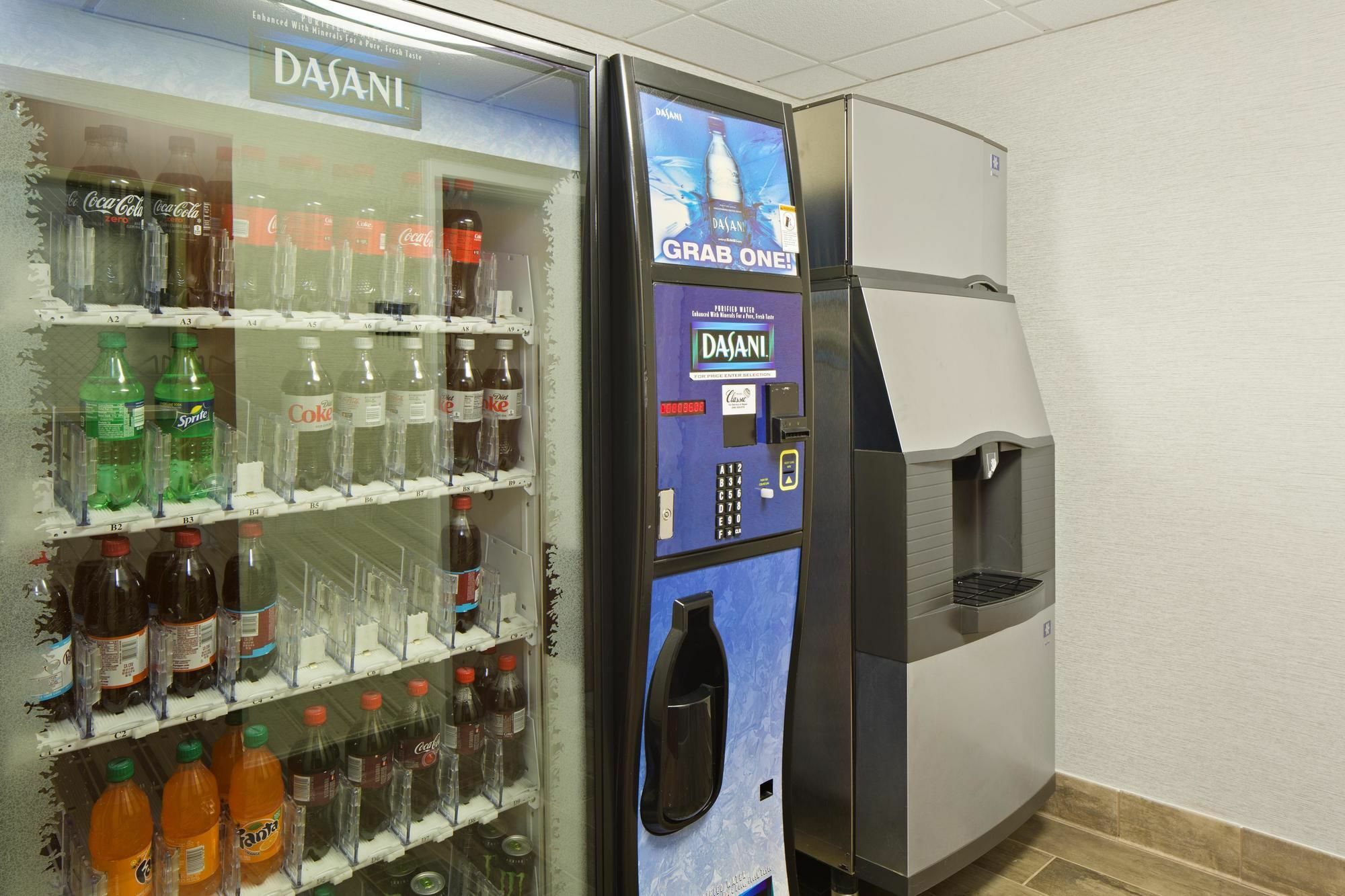 ハンプトン イン アンド スイーツ ワラワラ エクステリア 写真